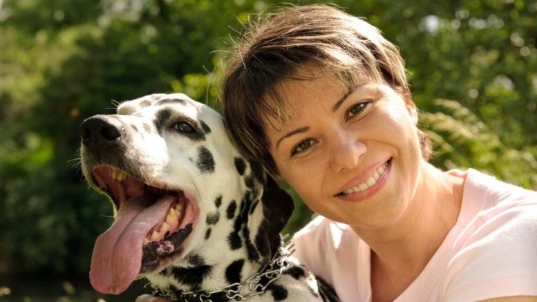 Frau mit Hund