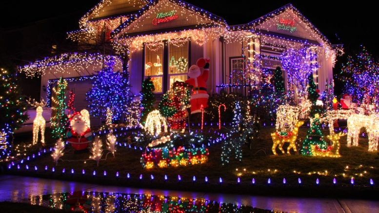 Haus weihnachtlich dekoriert