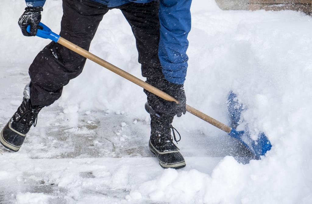 ein Mann räumt Schnee